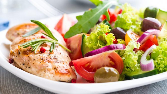 salades de légumes et de poisson sur un régime protéiné