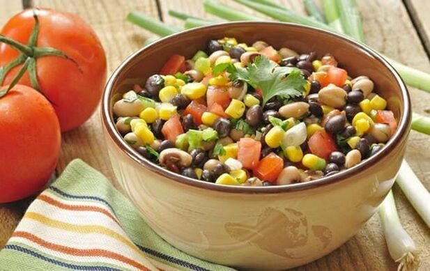 Des salades de légumes diététiques peuvent être incluses dans le menu lors de la perte de poids avec une bonne nutrition