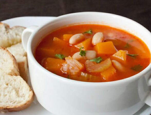 La soupe de céleri est un plat délicieux dans un régime alimentaire sain pour perdre du poids