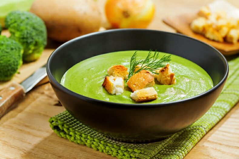 Soupe à la crème de brocoli dans le menu diététique pour perdre du poids