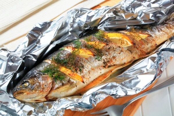 Suivez le régime Maggi avec du poisson grillé au papier d'aluminium pour le dîner
